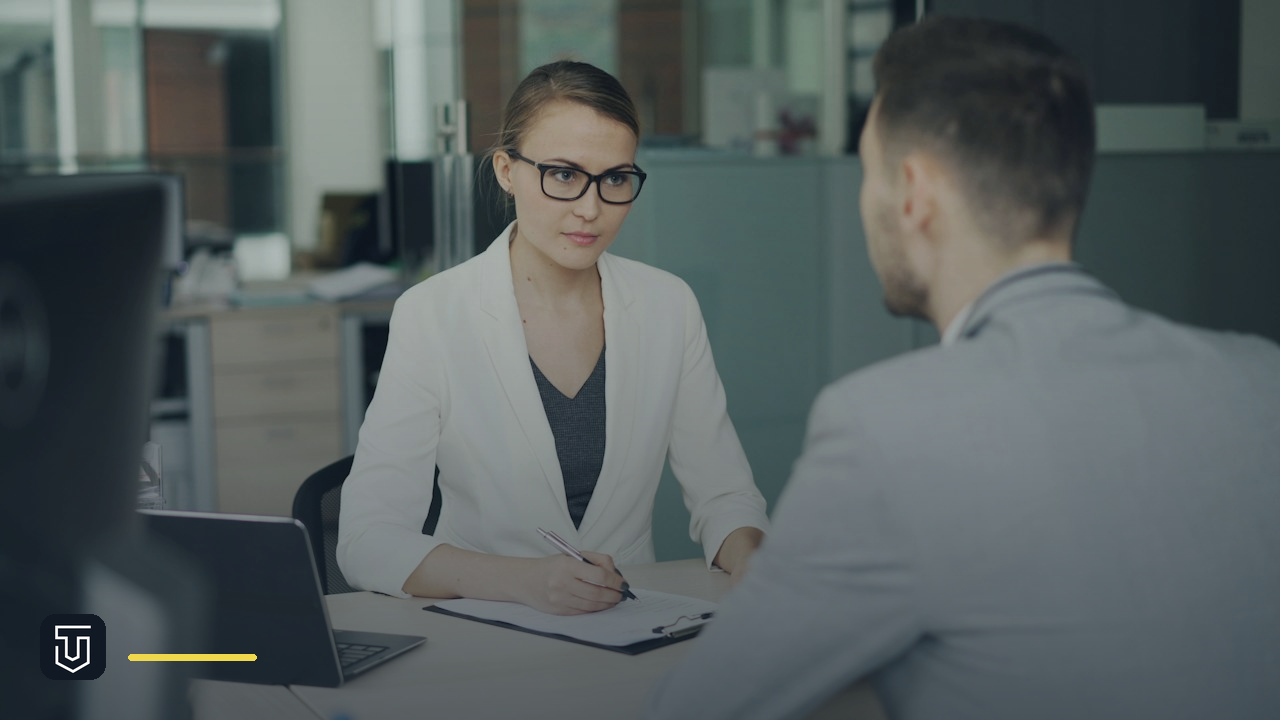What does an HR specialist do? Duties, pay and how to get in